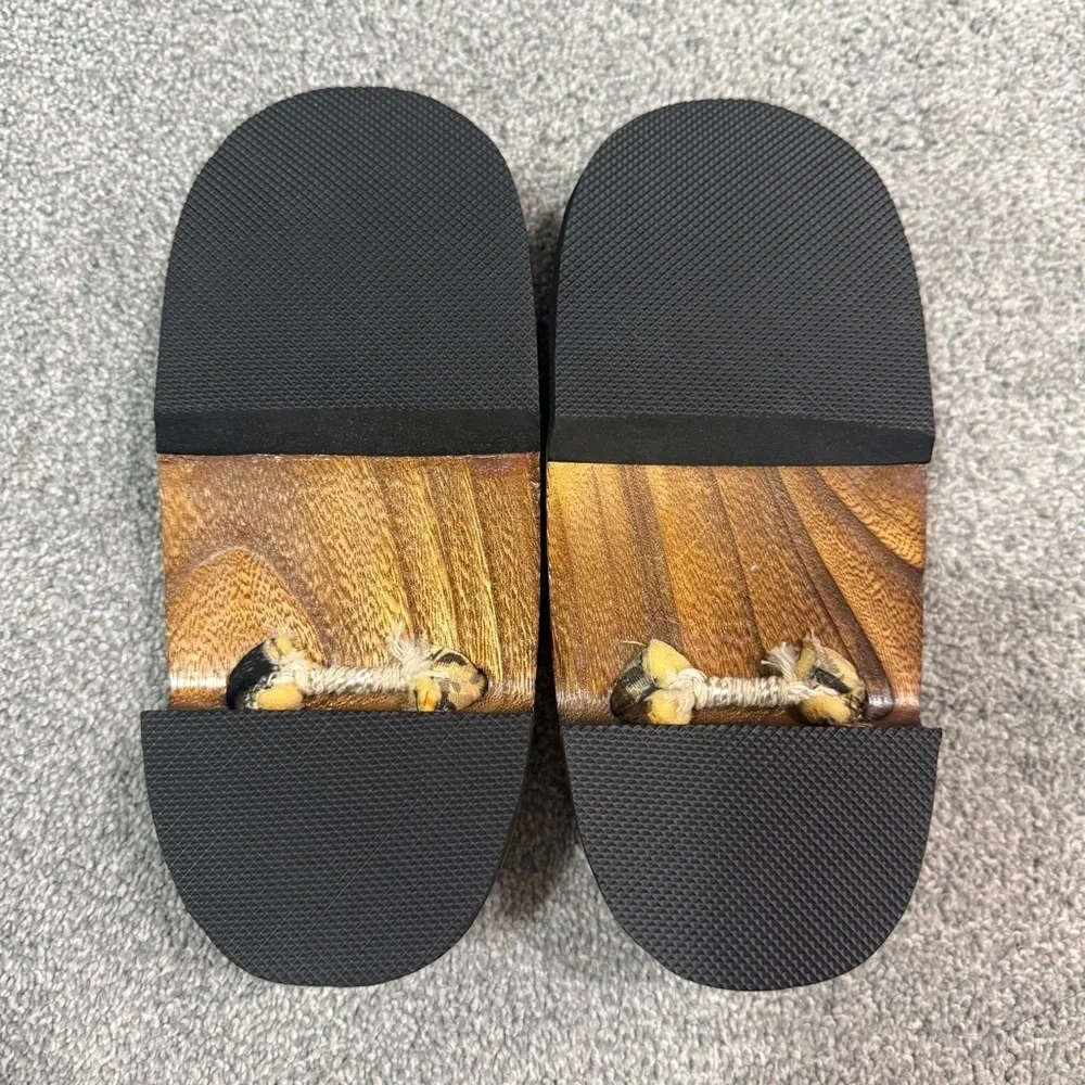NWOT Japanese Traditional Women’s Wooden Sandals Floral Prints Straps Size 6-7